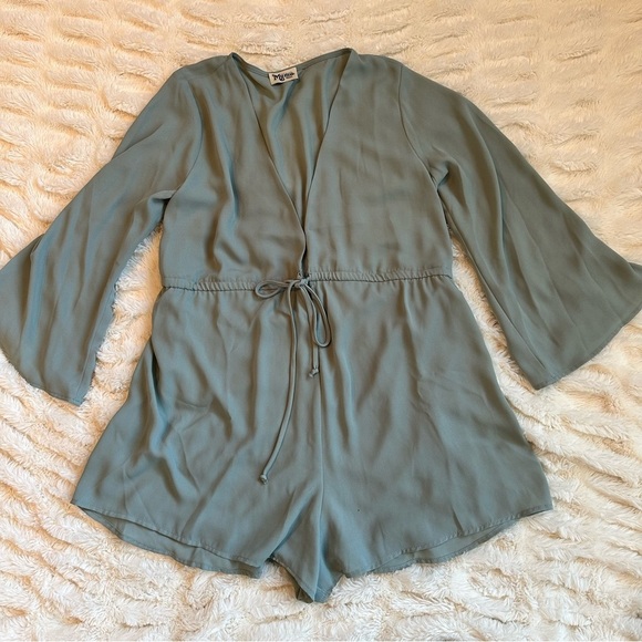 Show Me Your Mumu Roxy Romper Silver Sage Size Small - Picture 3 of 13